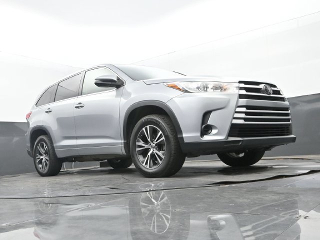 Used 2017 Toyota Highlander LE FWD image 9