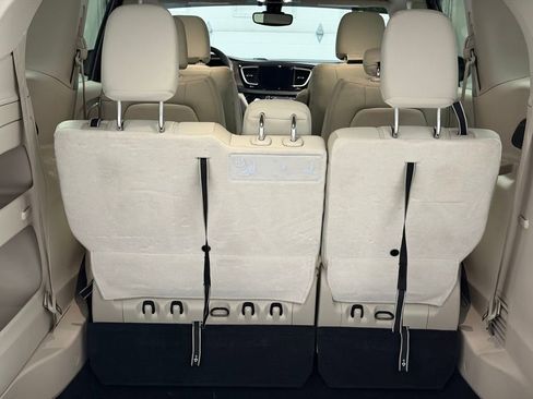 Used 2017 Chrysler Pacifica Touring image 15