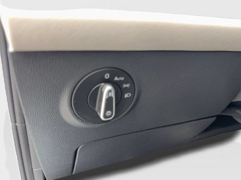 Used 2025 Volkswagen Taos SE FWD image 56