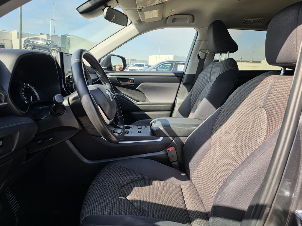 Used 2025 Toyota Highlander LE FWD image 27