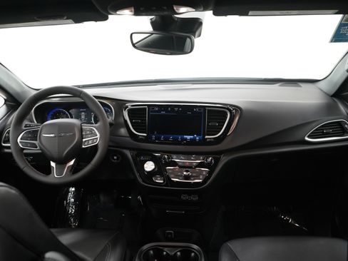 Used 2025 Chrysler Pacifica Select FWD image 14