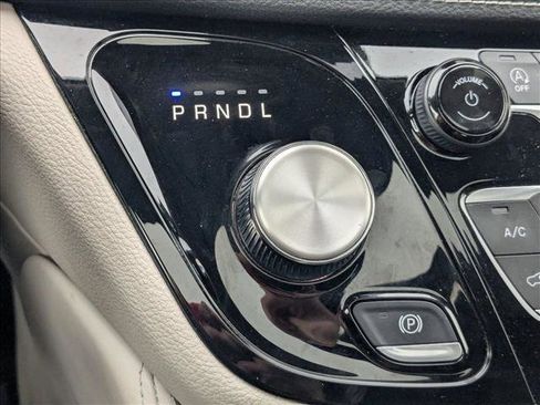 Used 2023 Chrysler Pacifica Limited image 12