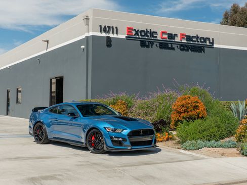 Used 2021 Ford Mustang Shelby GT500 w/ Technology Package RWD image 1