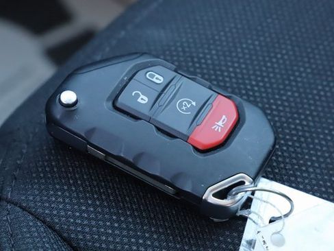 Used 2023 Jeep Gladiator Sport image 32