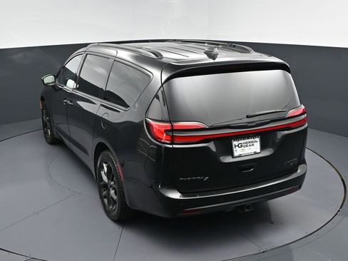 Used 2022 Chrysler Pacifica Limited w/ Uconnect Theater Family Group image 34