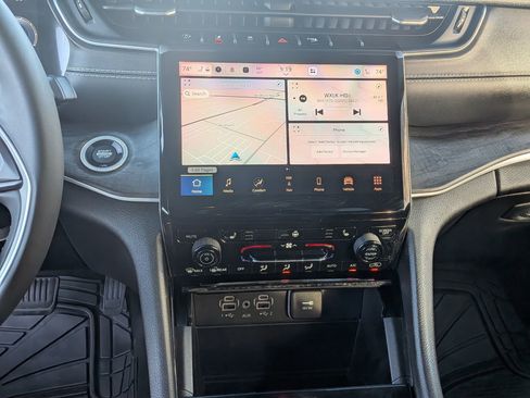 Used 2023 Jeep Grand Cherokee Limited image 25