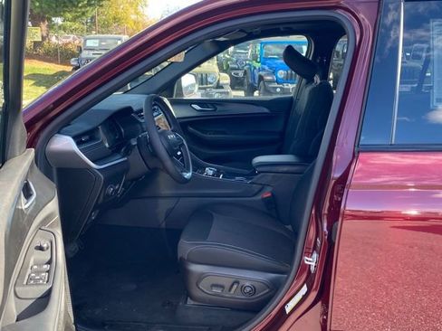 New 2025 Jeep Grand Cherokee Laredo X w/ Luxury Tech Group I AWD/4WD image 15