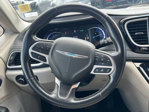 Used 2021 Chrysler Pacifica Touring-L FWD image 27