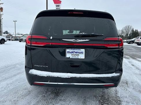 Used 2023 Chrysler Pacifica Touring-L image 6