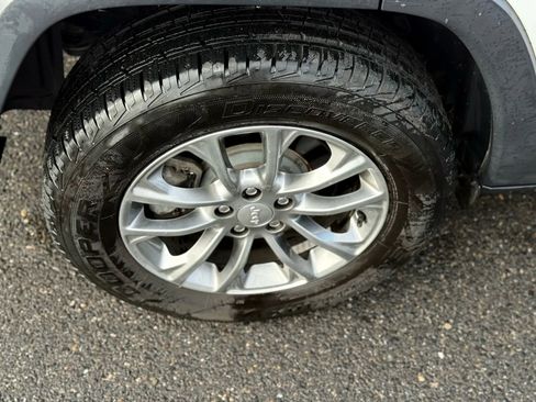 Used 2019 Jeep Cherokee Latitude Plus w/ Cold Weather Group image 25