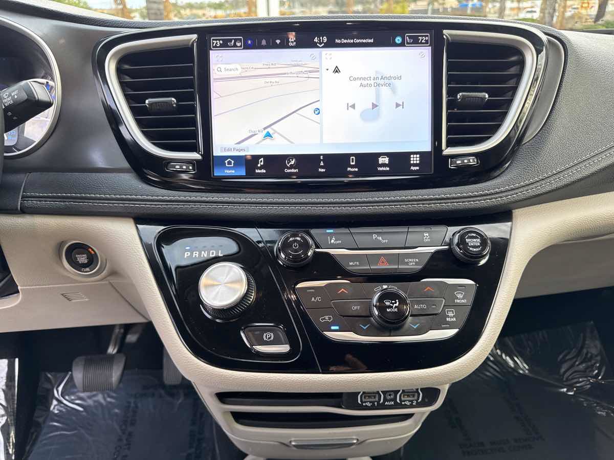 Used 2024 Chrysler Pacifica Limited FWD image 32