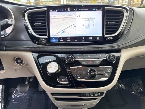 Used 2024 Chrysler Pacifica Select image 32