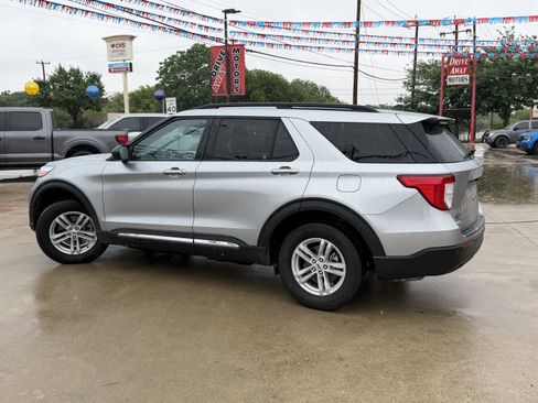 Used 2023 Ford Explorer XLT image 9