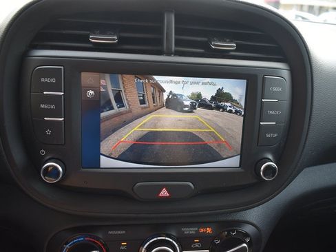 Used 2025 Kia Soul LX w/ LX Technology Package FWD image 18