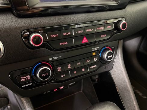 Used 2017 Kia Niro EX image 28