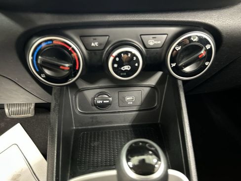 Used 2021 Hyundai Venue SE FWD image 16