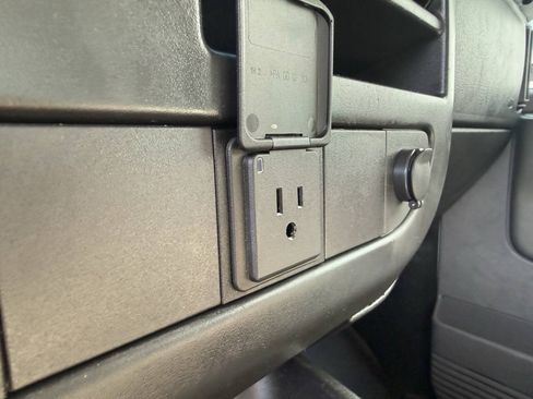 Used 2017 Chevrolet Express 3500 RWD image 16
