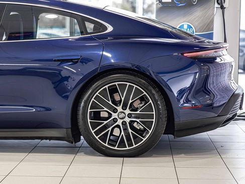 Used 2021 Porsche Taycan 4S w/ Premium Package image 9