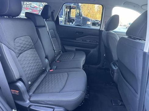 Used 2024 Nissan Pathfinder S image 11