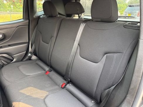 Used 2023 Jeep Renegade Latitude AWD/4WD image 18