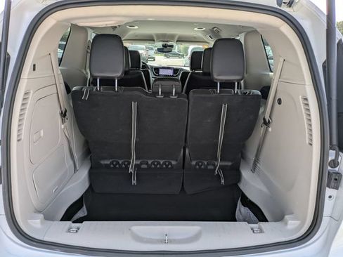Used 2024 Chrysler Pacifica Limited FWD image 13