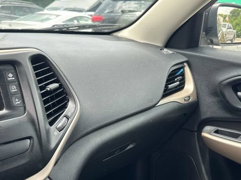 Used 2018 Jeep Cherokee Latitude w/ Cold Weather Group FWD image 28