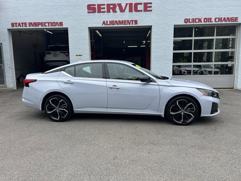 Used 2024 Nissan Altima 2.5 SR AWD/4WD image 8