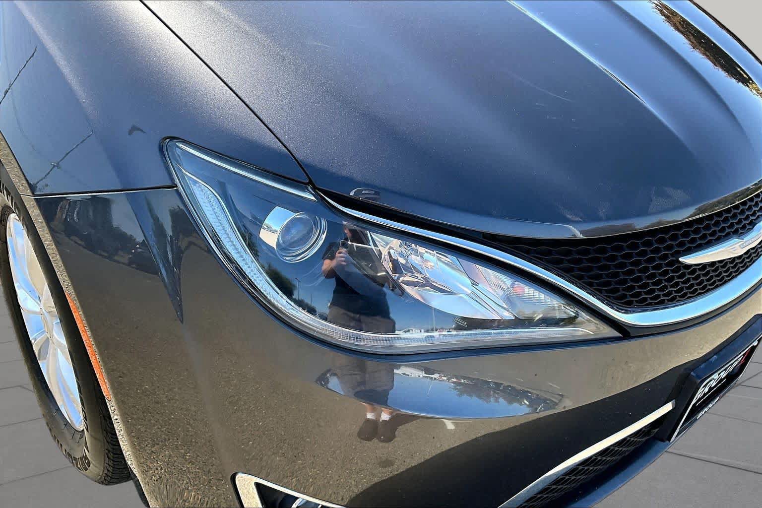 Used 2018 Chrysler Pacifica Touring-L FWD image 27