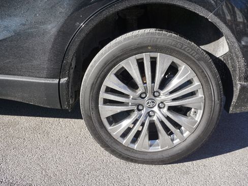 Used 2022 Toyota Venza XLE image 6