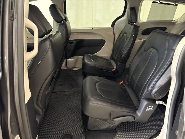 Used 2020 Chrysler Pacifica Touring-L FWD image 29