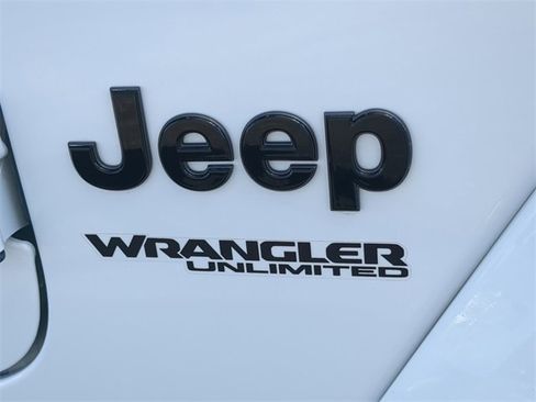 Used 2022 Jeep Wrangler Unlimited Sahara image 13