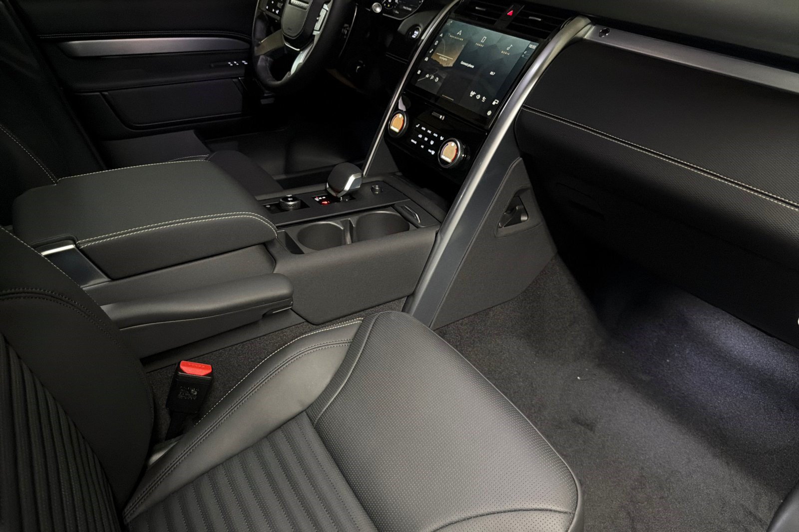 New 2026 Land Rover Discovery Limited Edition AWD/4WD image 24