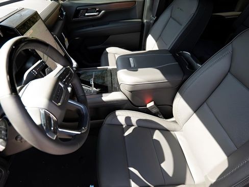 New 2026 GMC Yukon Denali w/ Denali Reserve Package image 9