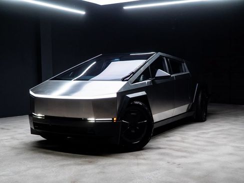Used 2026 Tesla Cybertruck AWD Crew Cab image 2