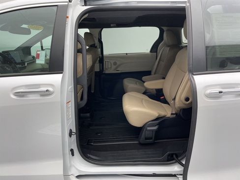 Used 2023 Toyota Sienna XLE image 40