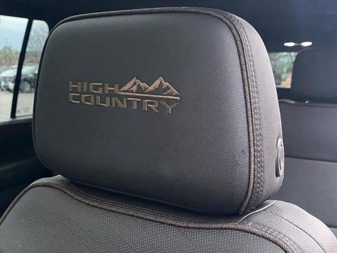 Used 2022 Chevrolet Suburban High Country image 15