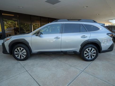 Used 2025 Subaru Outback Premium AWD/4WD image 4
