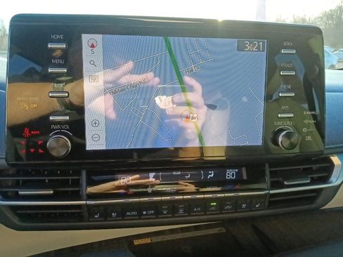 Used 2022 Toyota Sienna Limited image 21