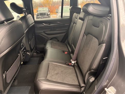 New 2025 Jeep Grand Cherokee Laredo image 11