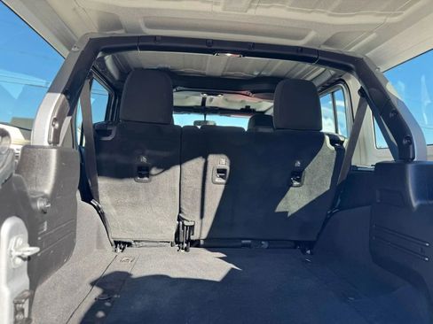 Used 2019 Jeep Wrangler Unlimited Rubicon w/ Cold Weather Group AWD/4WD image 23