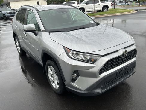 Used 2019 Toyota RAV4 XLE w/ Convenience Package AWD/4WD image 2
