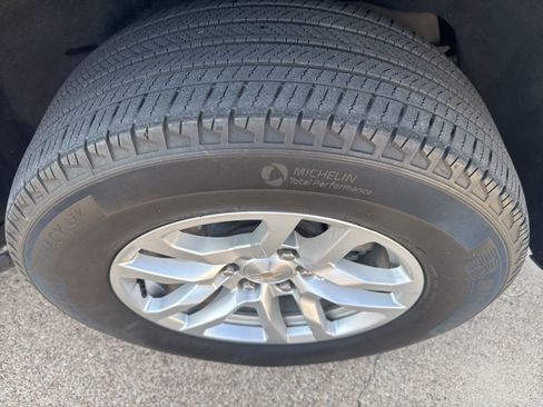 Used 2024 Chevrolet Suburban LT image 3