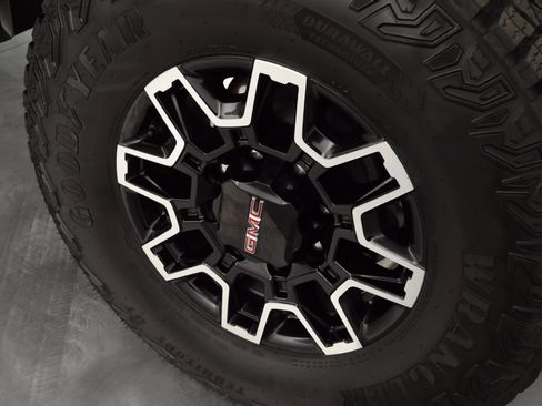 Used 2025 GMC Sierra 2500 AT4X image 10