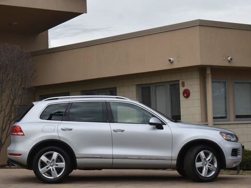 Used 2012 Volkswagen Touareg Sport image 12
