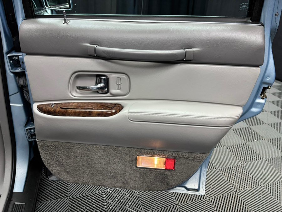 Used 1997 Lincoln Town Car Executive RWD image 26