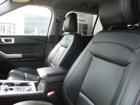 Used 2024 Ford Explorer XLT w/ Equipment Group 202A AWD/4WD image 37