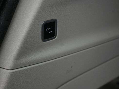 Used 2023 Chrysler Voyager LX image 28