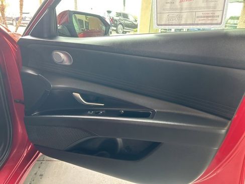 Certified 2025 Hyundai Elantra SE image 25