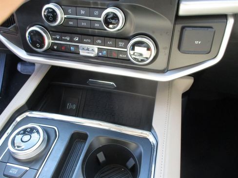 Used 2024 Ford Expedition XLT image 17