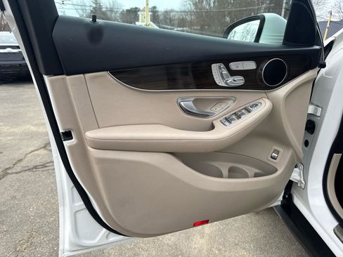 Used 2019 Mercedes-Benz GLC 300 4MATIC image 18